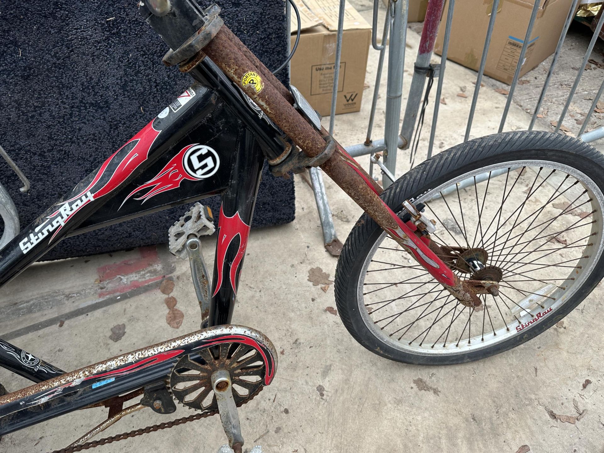 A RETRO STRINGRAY LOW RIDER BIKE WITH LARGE BACK WHEEL - Bild 3 aus 3