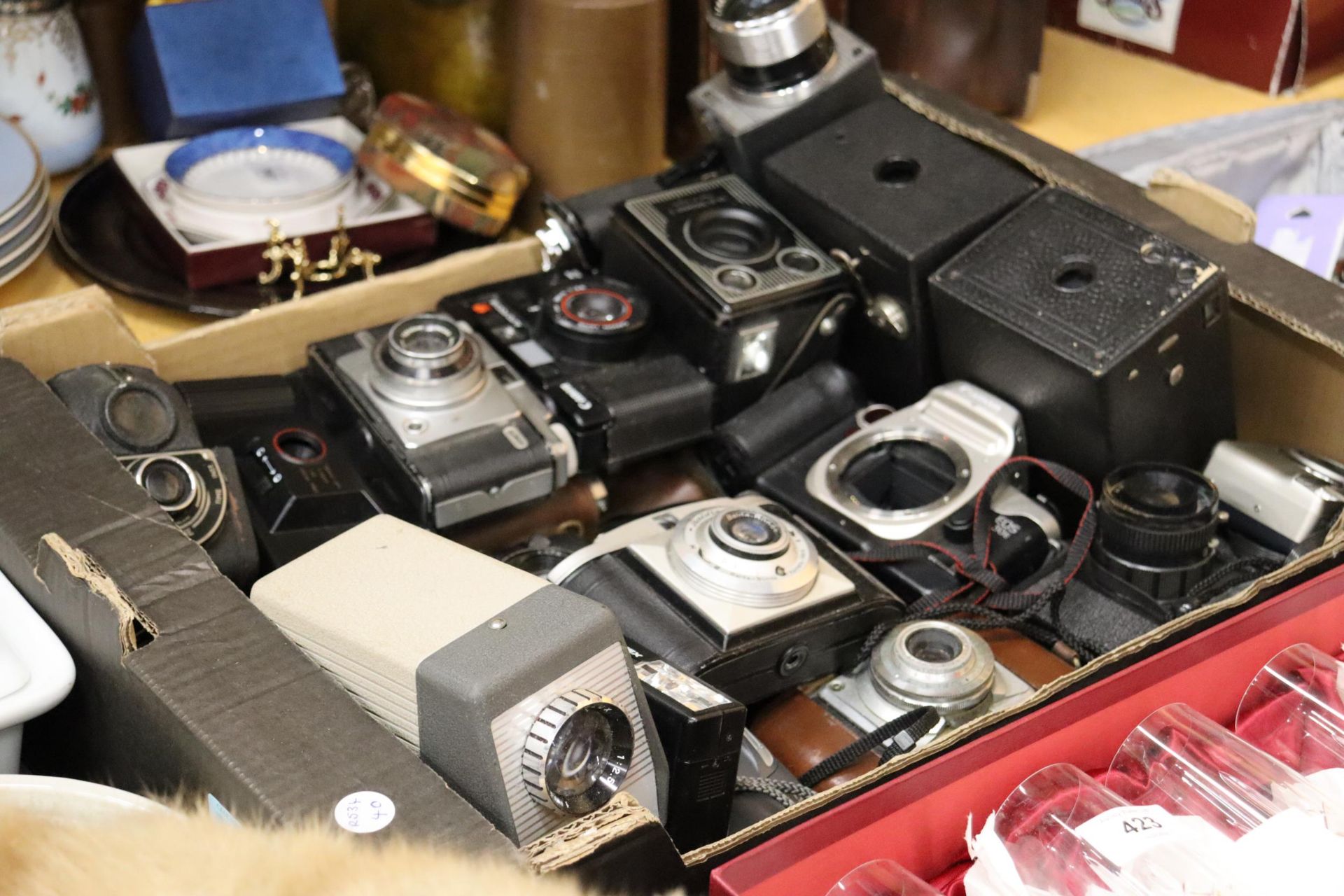 A LARGE QUANTITY OF VINTAGE CAMERAS TO INCLUDE CANON, ENSIGN, KODAK BROWNIE, ETC - 26 IN TOTAL - Image 9 of 9