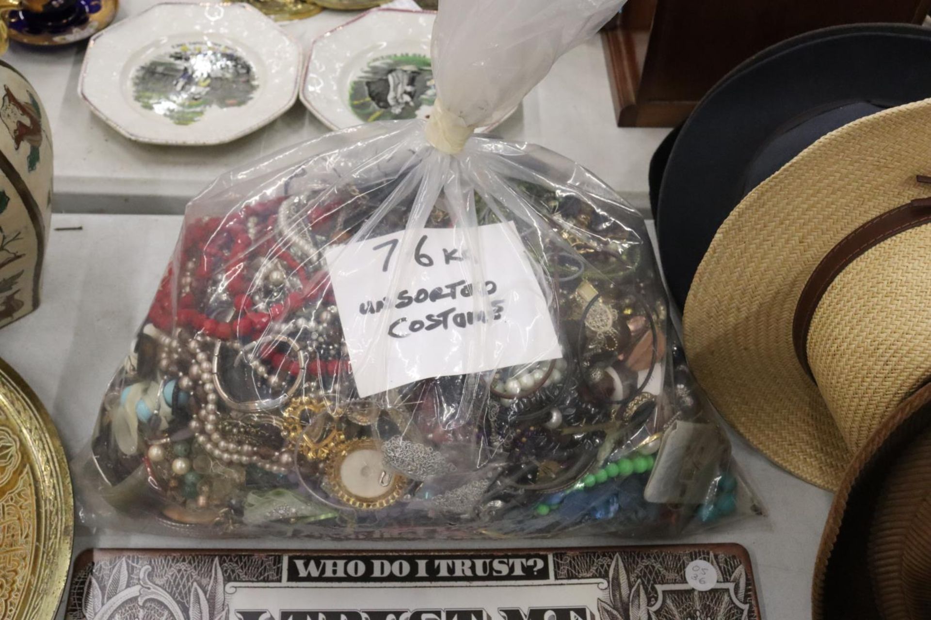 A 7.6 KG BAG OF UNSORTED COSTUME JEWELLERY