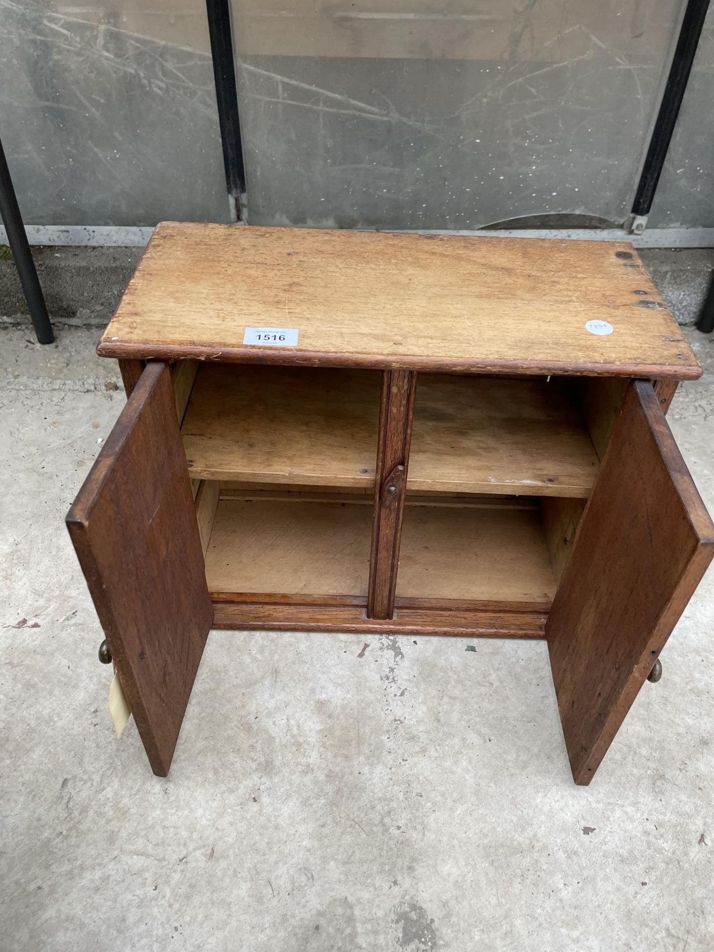 A SMALL VINTAGE TWO DOOR OAK CUPBOARD (H:35CM W:43CM) - Image 4 of 4