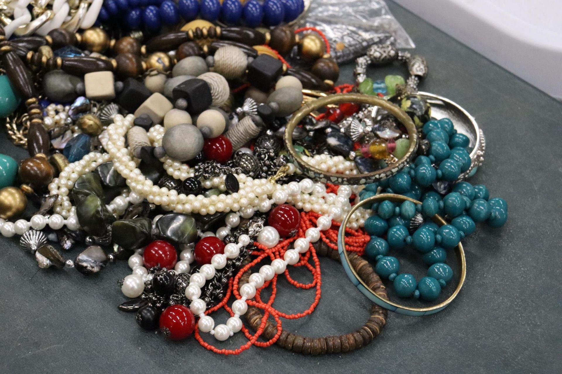 A LARGE QUANTITY OF COSTUME JEWELLERY TO INCLUDE BEADS, NECKLACES, BROOCHES, EARRINGS, ETC - Image 8 of 11