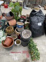 A LARGE ASSORTMENT OF GARDEN ITEMS TO INCLUDE TERRACOTTA POTS, PLANTS AND EDGING ETC