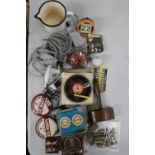 A MIXED VINTAGE LOT TO INCLUDE AN AA BADGE, DESK CALENDAR, 'MINI-COMPAS', LOCKS, GAVEL, TINS, ETC