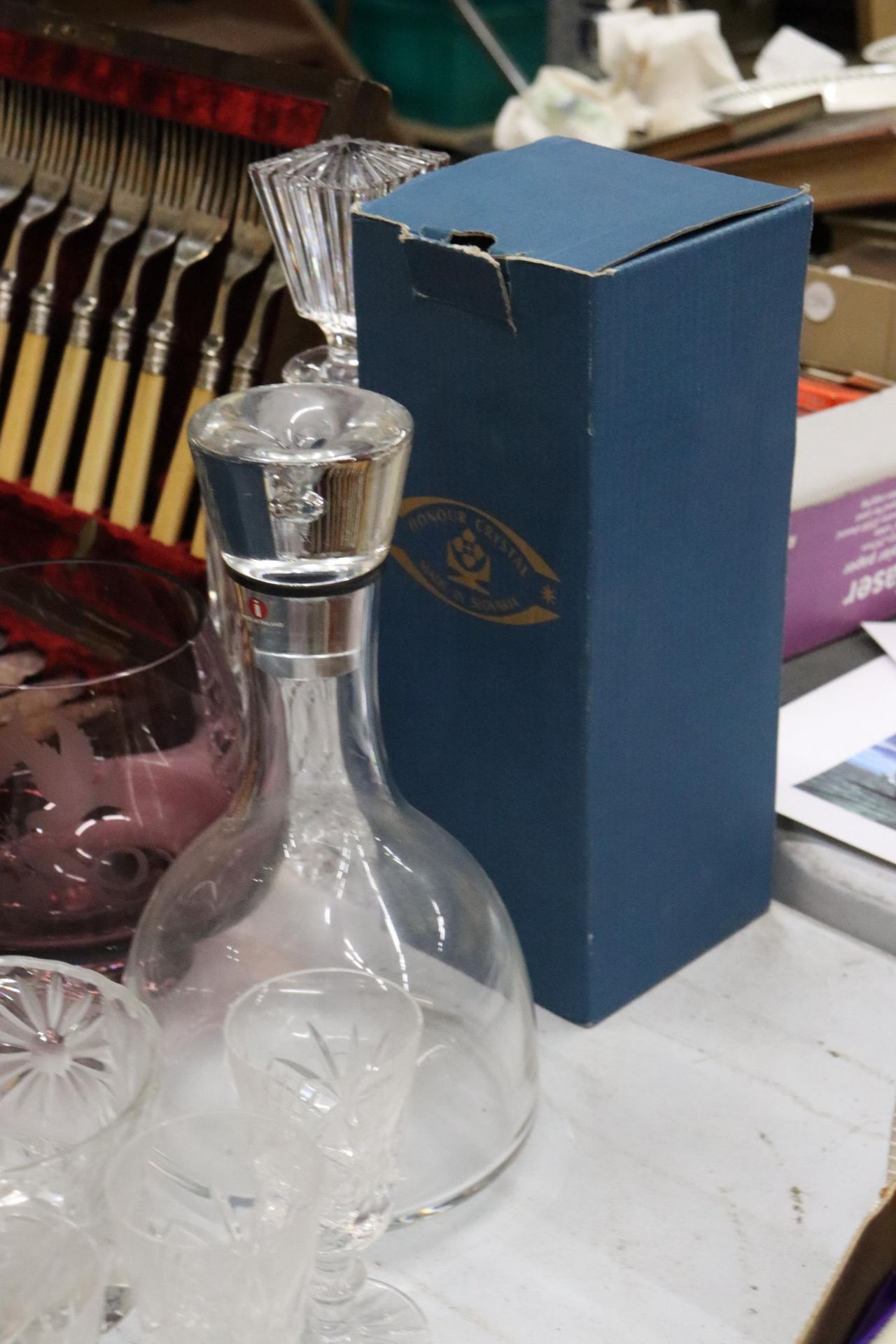A QUANTITY OF GLASSWARE TO INCLUDE DECANTERS, GLASSES, BOWLS, A SCENT BOTTLE, PAPERWEIGHT, ETC - Image 9 of 10