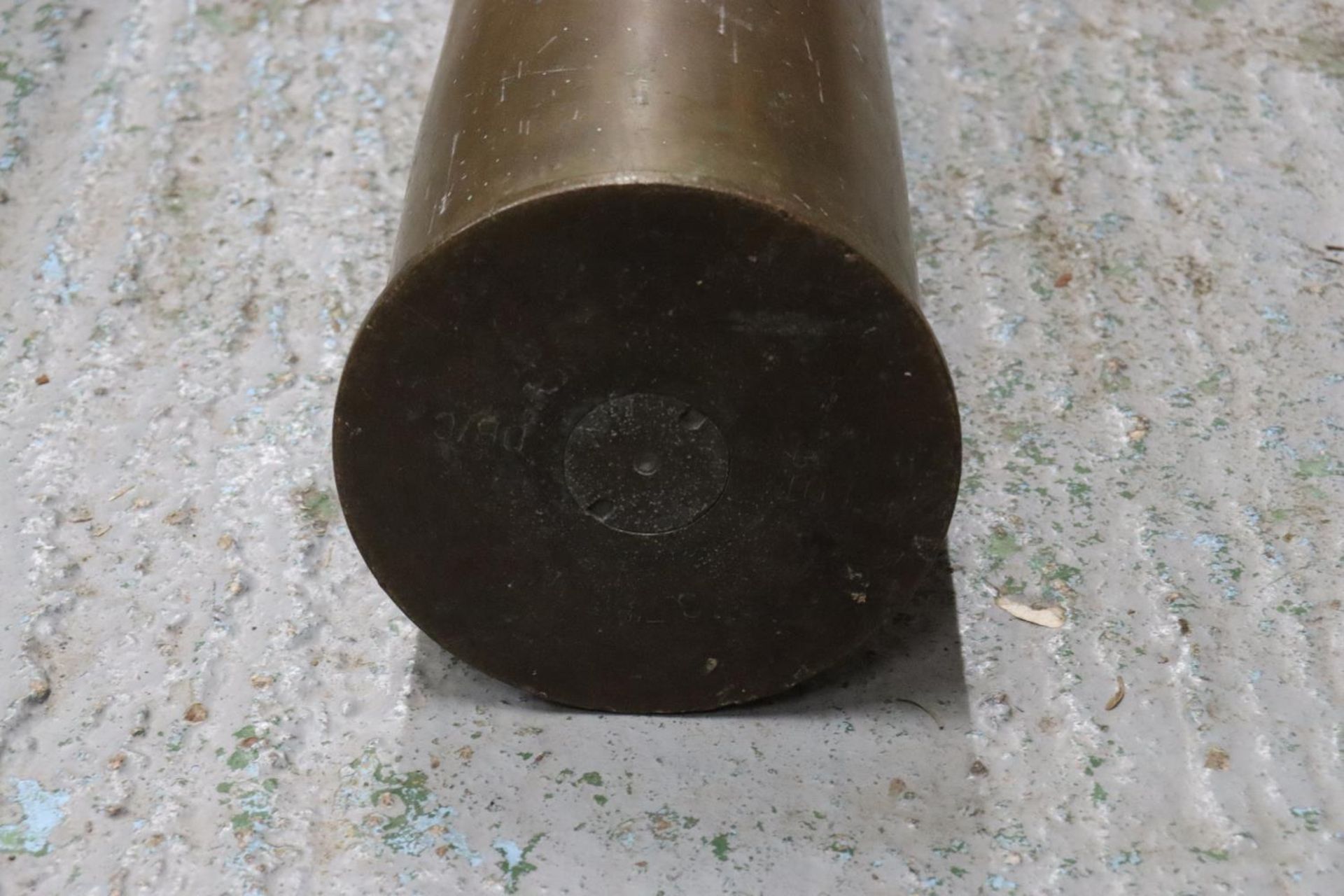A LARGE WORLD WAR II 3.7 INCH SHELL CASE DATED 1942, HEIGHT 67.5 CM - Image 4 of 4