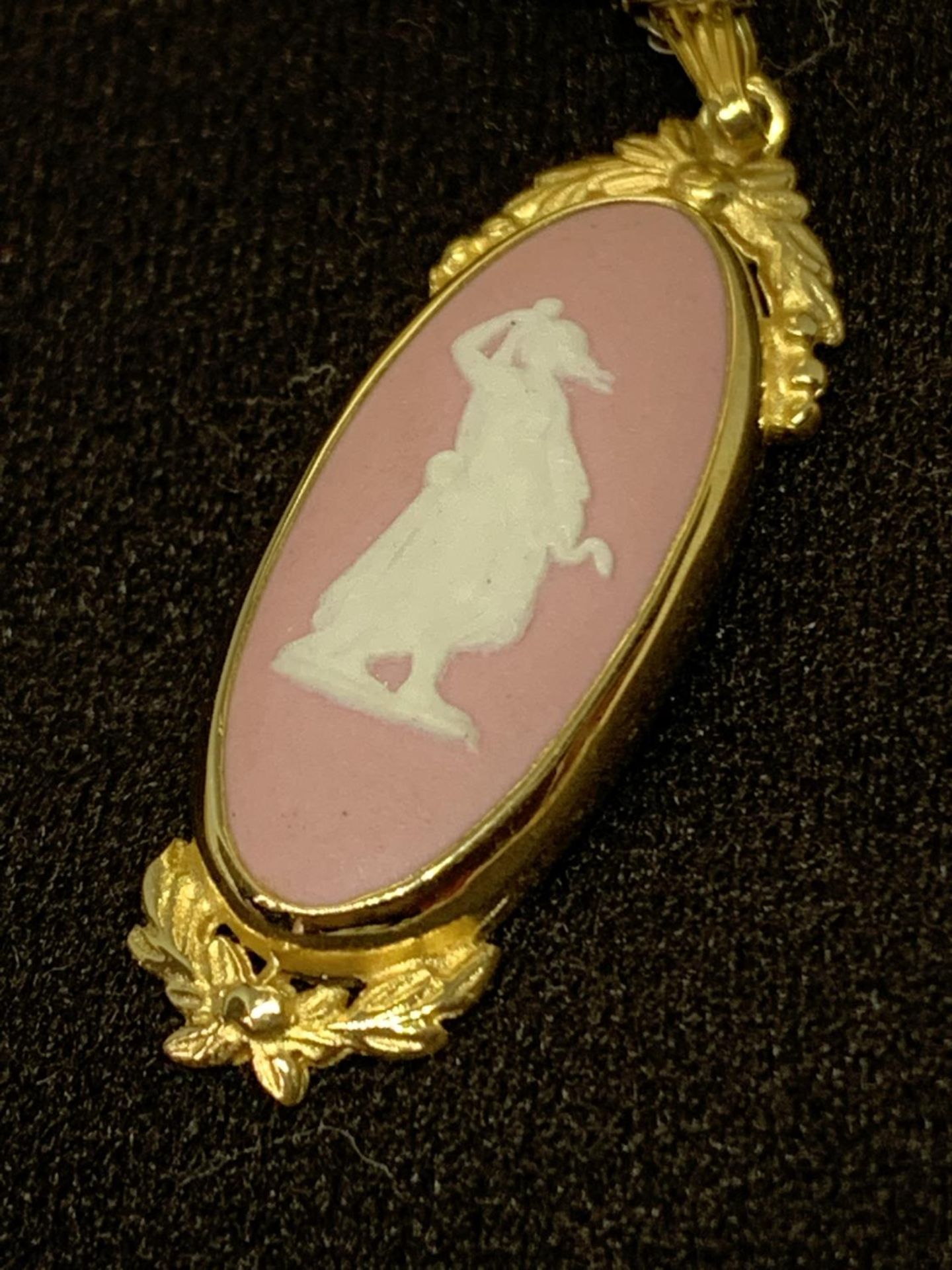 A GOLD PLATED STERLING SILVER PINK WEDGWOOD JASPERWARE PENDANT IN A PRESENTATION BOX - Image 2 of 3