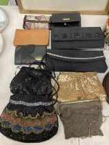 A COLLECTION OF BAGS AND PURSES TO INCLUDE VINTAGE BEADED AND A WHITE METAL CHAINMAIL EFFECT - 10 IN