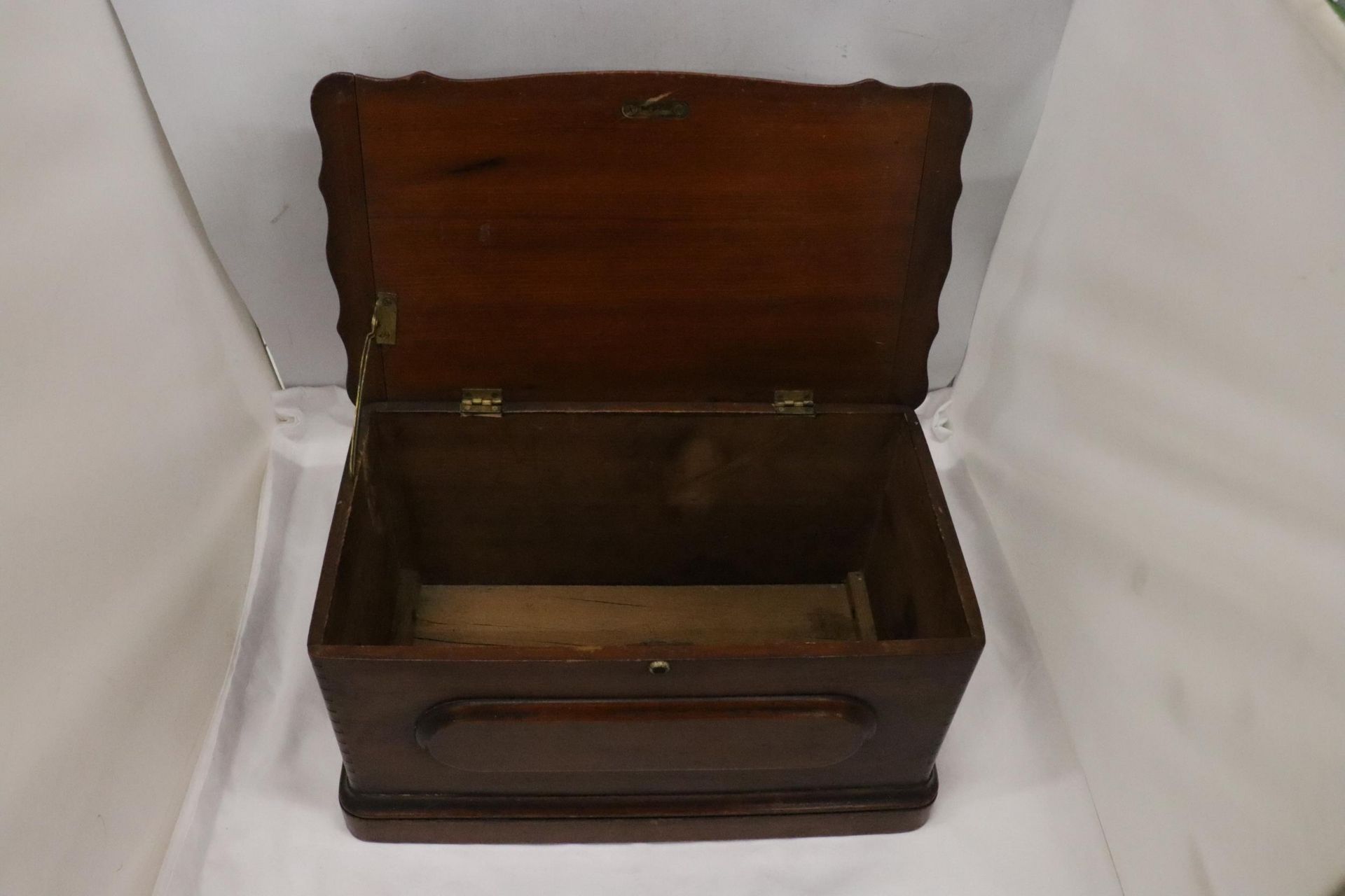 A LARGE VINTAGE OAK WORK BOX WITH DOVETAIL HINGES, HEIGHT 20CM, LENGTH 40CM, DEPTH 24CM - Image 2 of 4