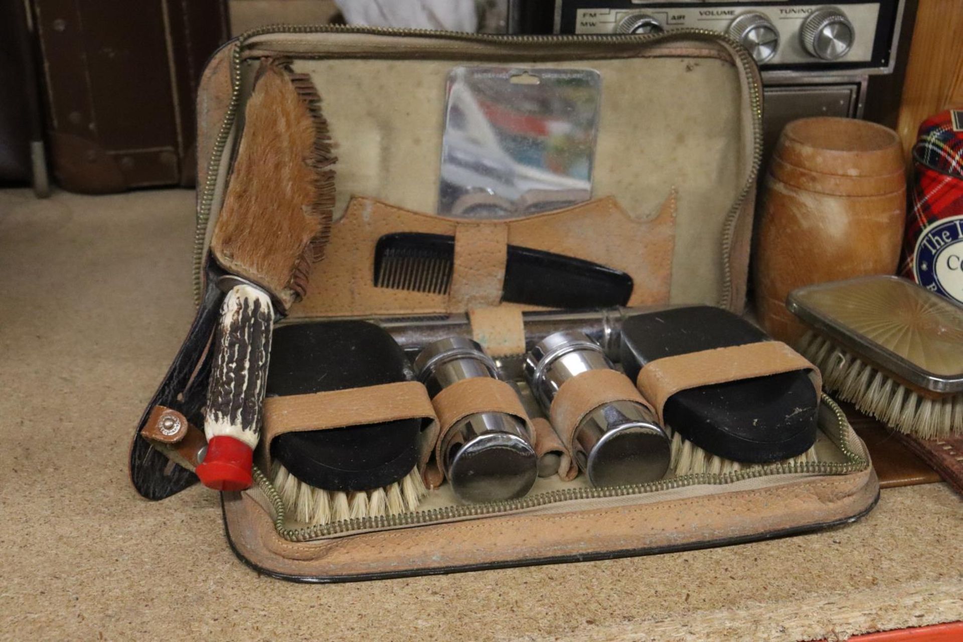 A MIXEDVINTAGE LOT TO INCLUDE TINS, AN AJAX RADIO, A GENTLEMEN'S GROOMING KIT, SMALL CUPBOARD, ETC - Image 3 of 10