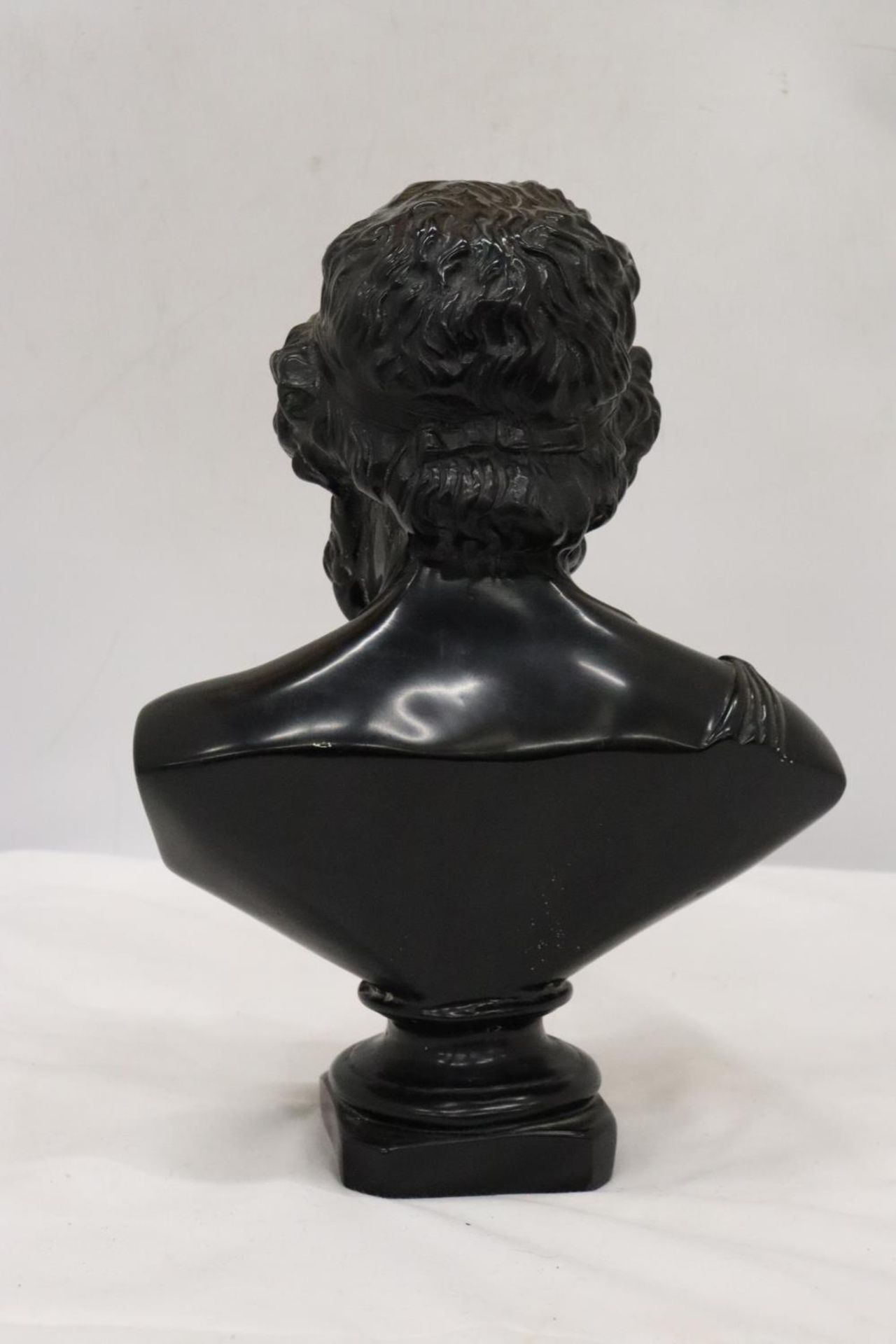 A HEAVY RESIN BUST OF CLASSICAL GREEK POET TITLED - 'HOMERE', HEIGHT 30 CM - Image 3 of 6