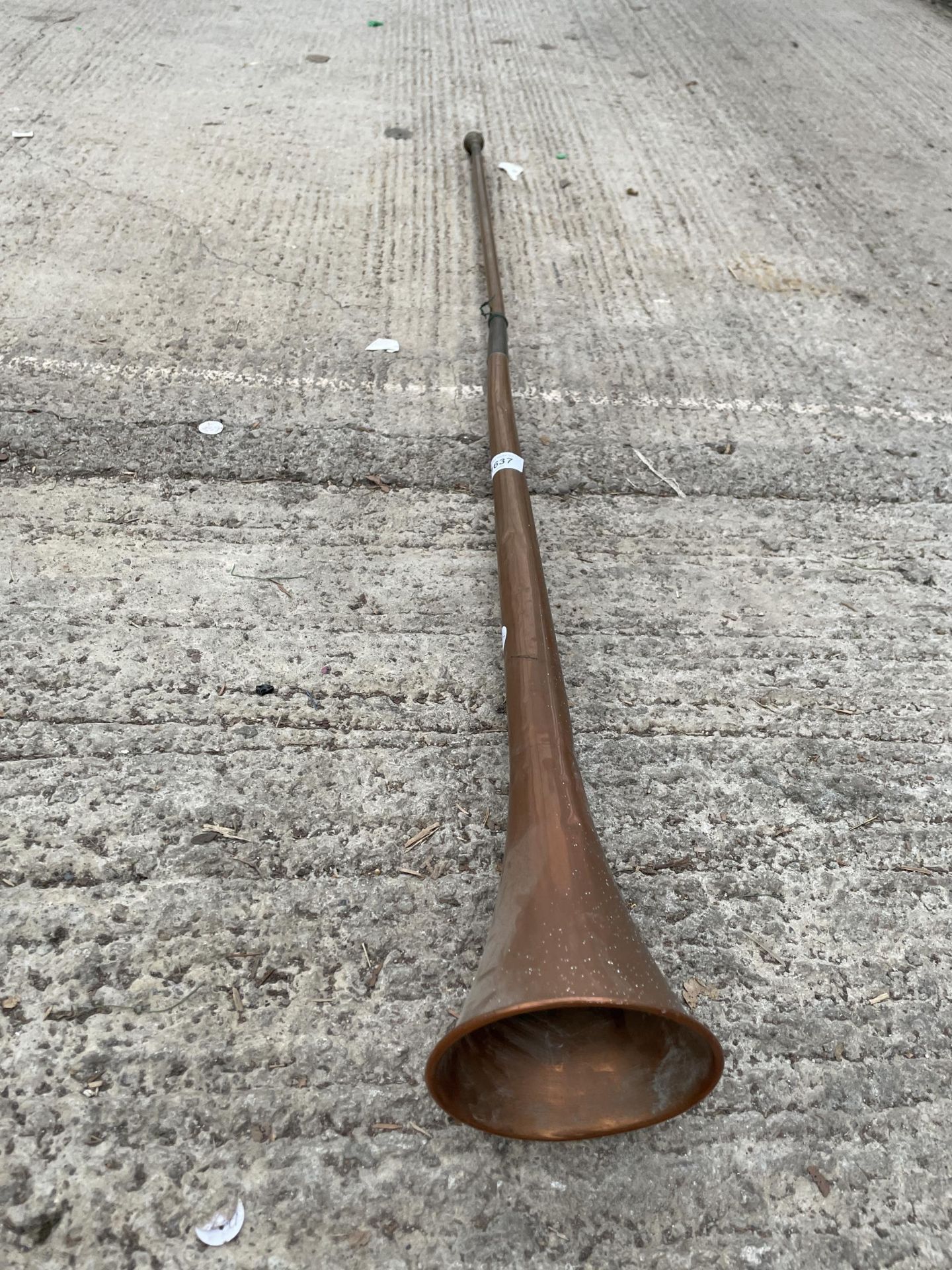 A VINTAGE BRASS AND COPPER HUNTING HORN