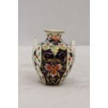 A SMALL ROYAL CROWN DERBY TWO HANDLED URN, HEIGHT 8CM
