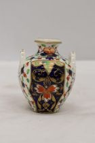 A SMALL ROYAL CROWN DERBY TWO HANDLED URN, HEIGHT 8CM