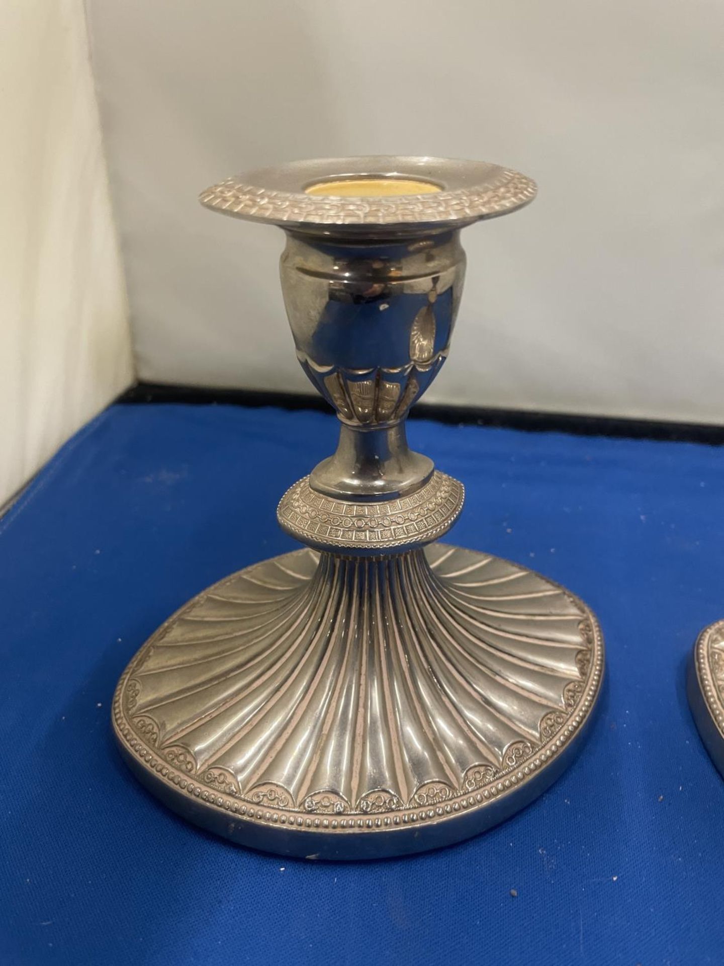 A PAIR OF HEAVY ART DECO STYLE SILVER PLATED CANDLESTICKS - Image 3 of 5
