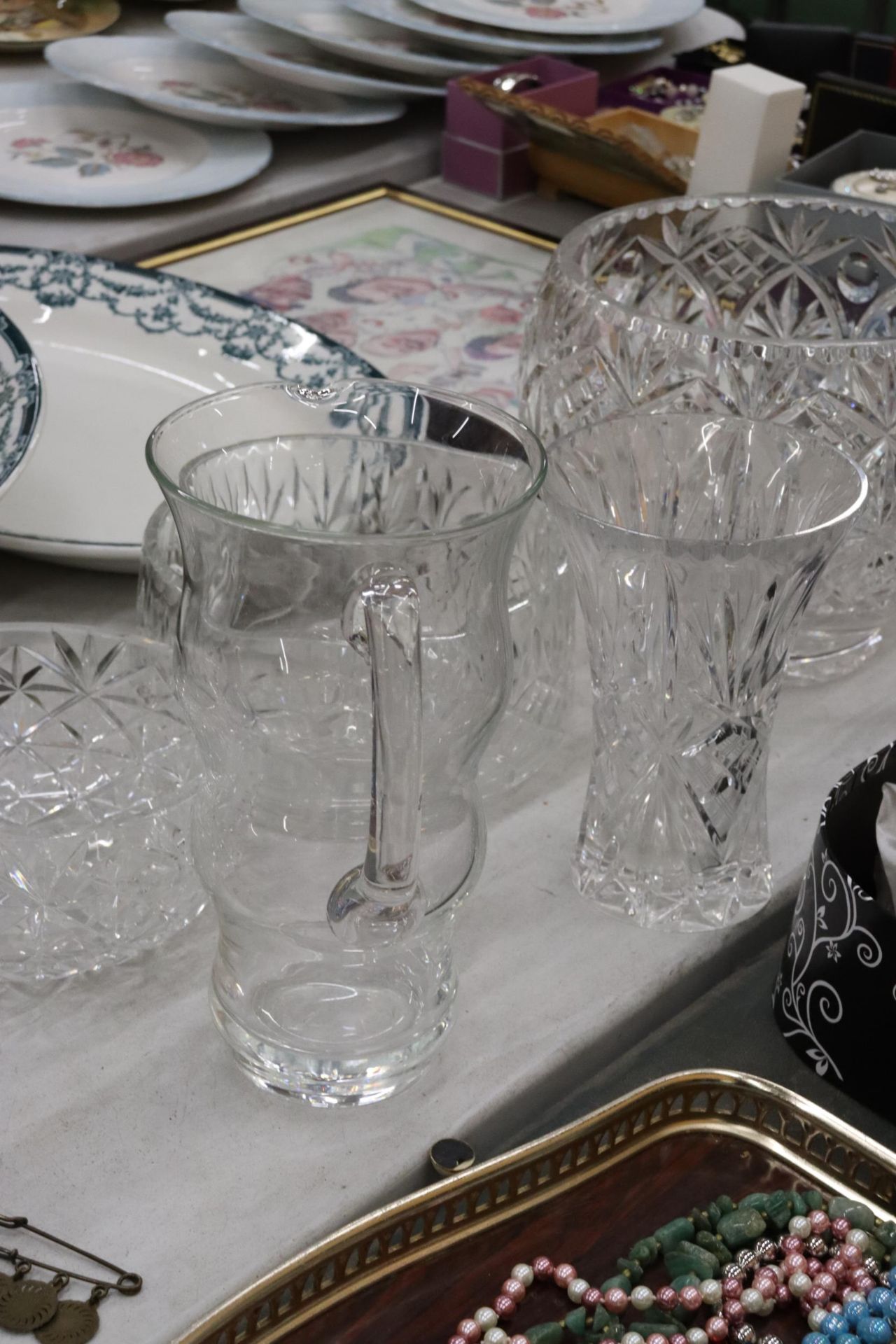 FIVE PIECES OF HEAVY GLASSWARE TO INCLUDE A LARGE CUT GLASS BOWL, TWO OTHER BOWLS, A VASE AND A JUG - Image 5 of 8