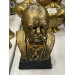 A WOODEN BUST OF WINSTON CHURCHILL, HEIGHT 13CM