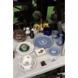 A QUANTIUTY OF CERAMIC AND CHINA ITEMS TO INCLUDE WEDGWOOD JASPERWARE, AYNSLEY, SHELLEY, AN OIL