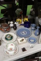 A QUANTIUTY OF CERAMIC AND CHINA ITEMS TO INCLUDE WEDGWOOD JASPERWARE, AYNSLEY, SHELLEY, AN OIL