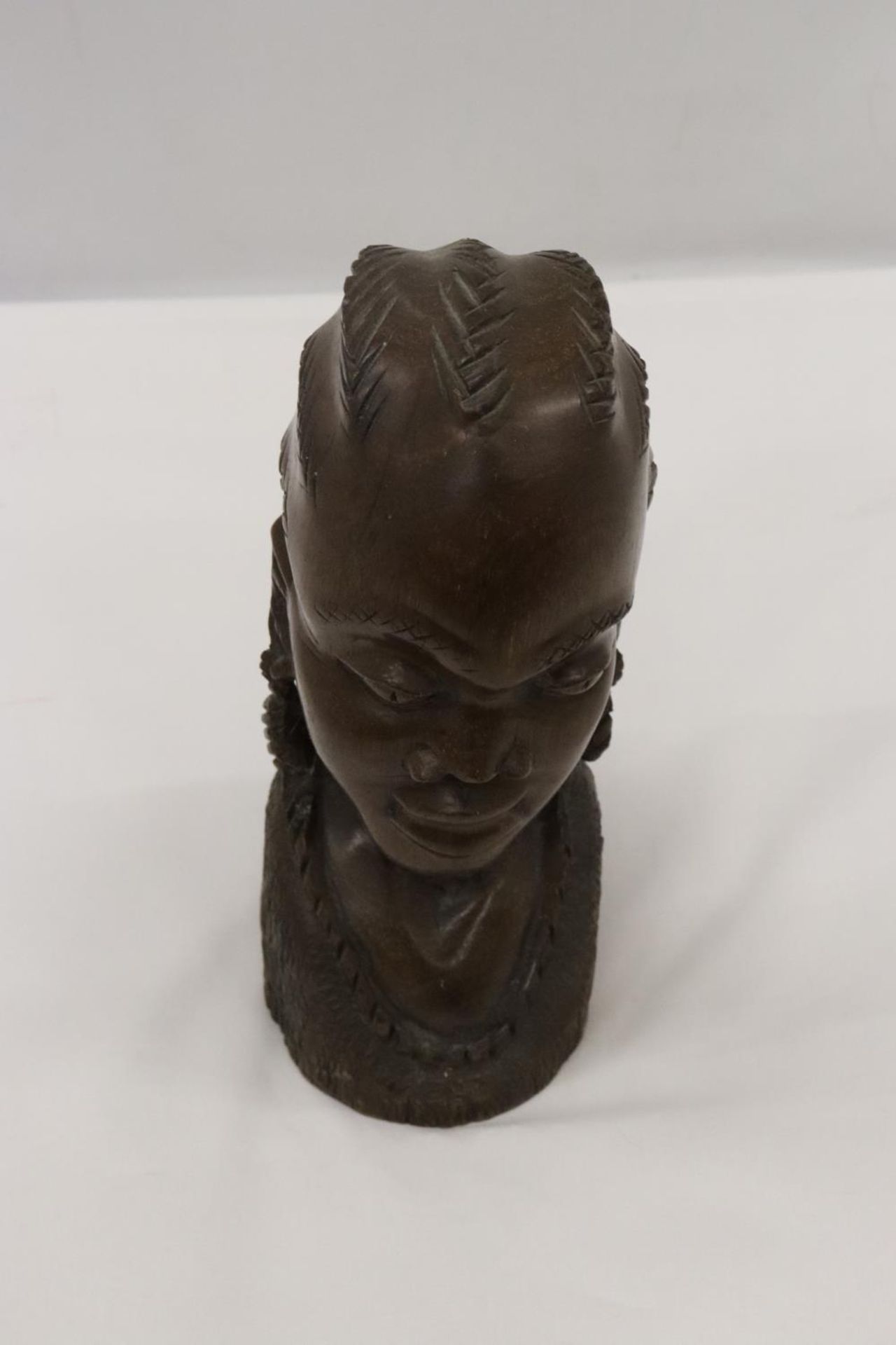 AN AFRICAN HARDWOOD CARVED BUST OF A LADY, HEIGHT 24CM - Bild 5 aus 5