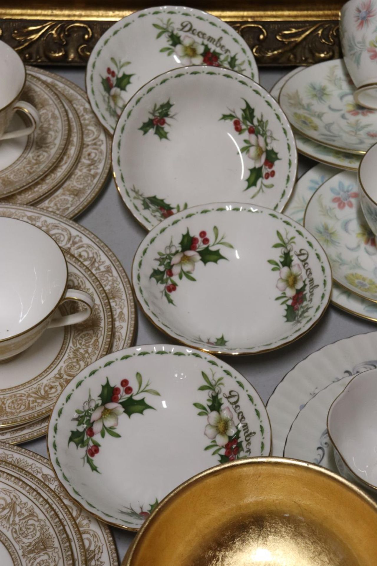 A QUANTITY OF CHINA TEAWARE TO INCLUDE ROYAL ALBERT 'CHRISTMAS ROSE' BOWLS, MINTON 'VANESSA' CUPS - Image 4 of 10