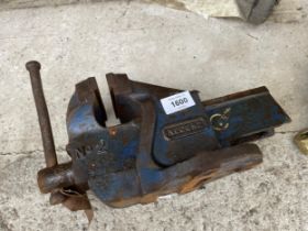 A VINTAGE CAST IRON RECORD NO.2 BENCH VICE