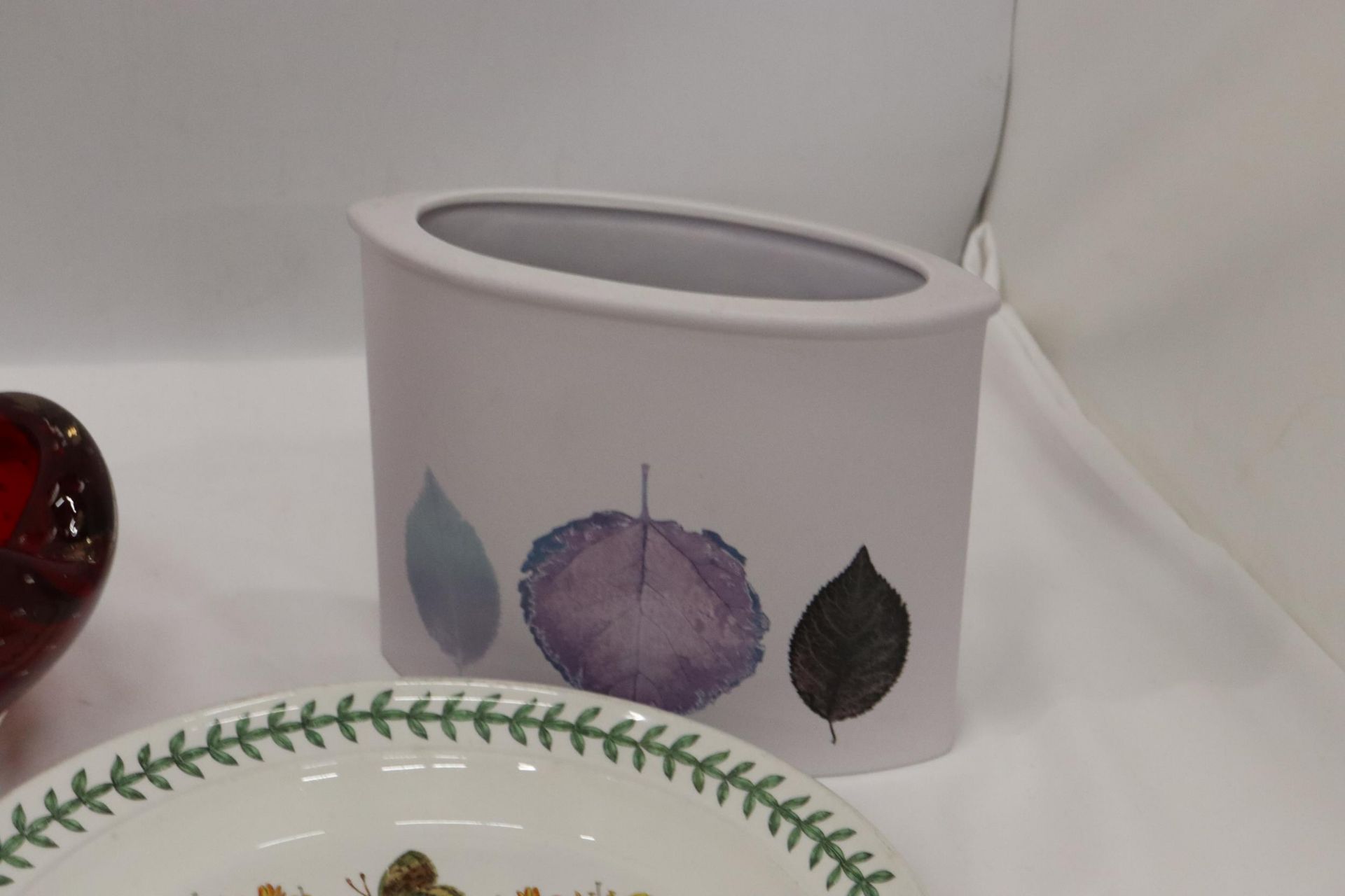 TWO PIECES OF PORTMERION TO INCLUDE A VASE "DUSK" BY JO GORMAN AND A HONEYSUCKLE DINNER PLATE - Image 3 of 7