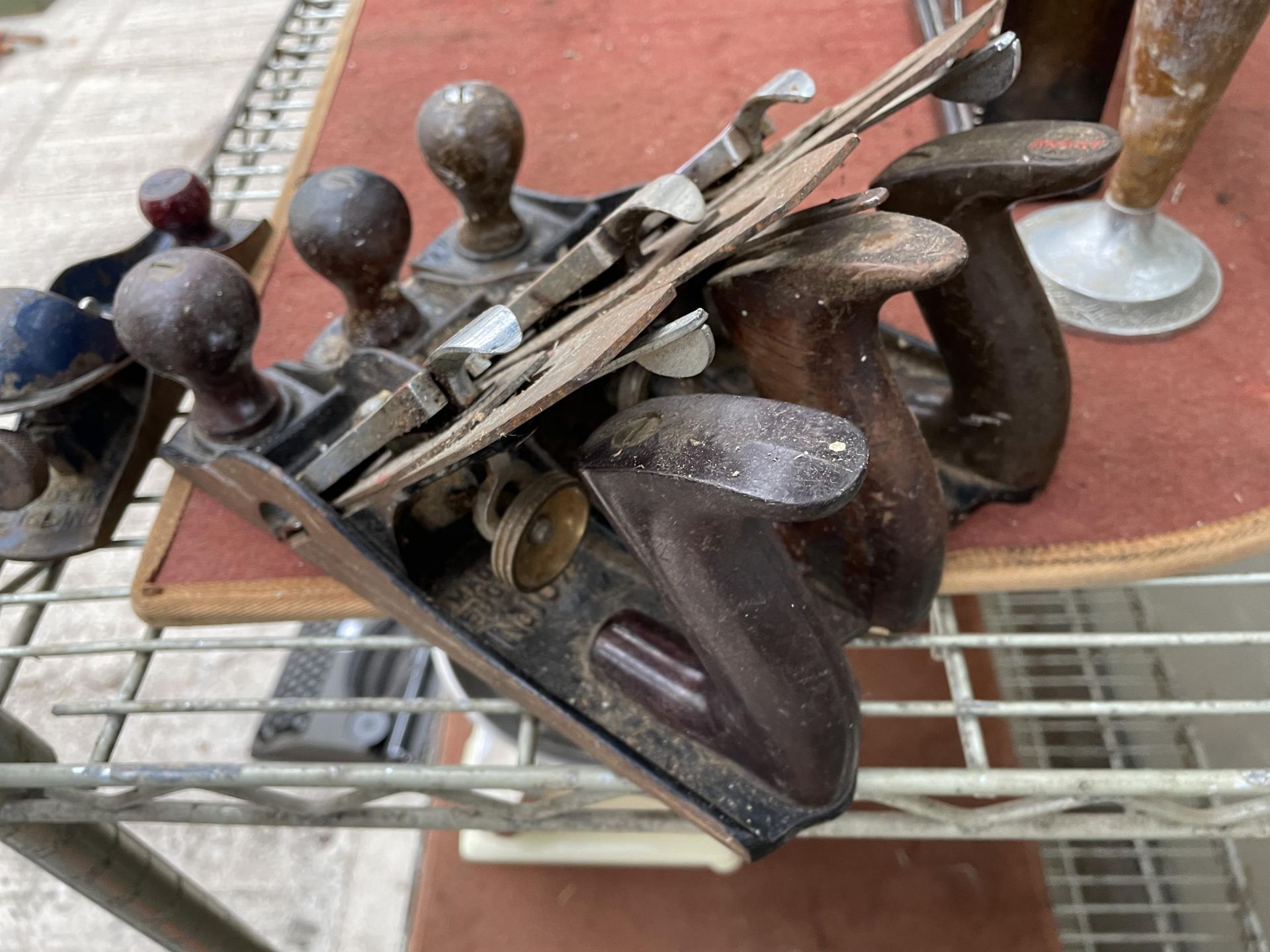 FOUR VINTAGE WOOD PLANES TO INCLUDE A RECORD NO.0220, A STANLEY AND A RECORD NO.4 ETC - Image 2 of 3