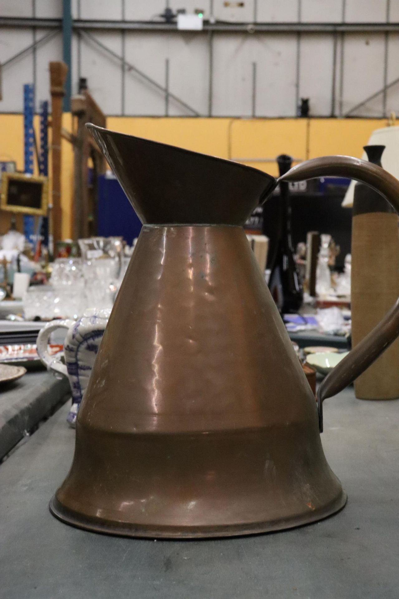 A HAYSTACK COPPER JUG TOGETHER WITH COPPER PAN AND GEORGIAN TANKARD - Bild 5 aus 6