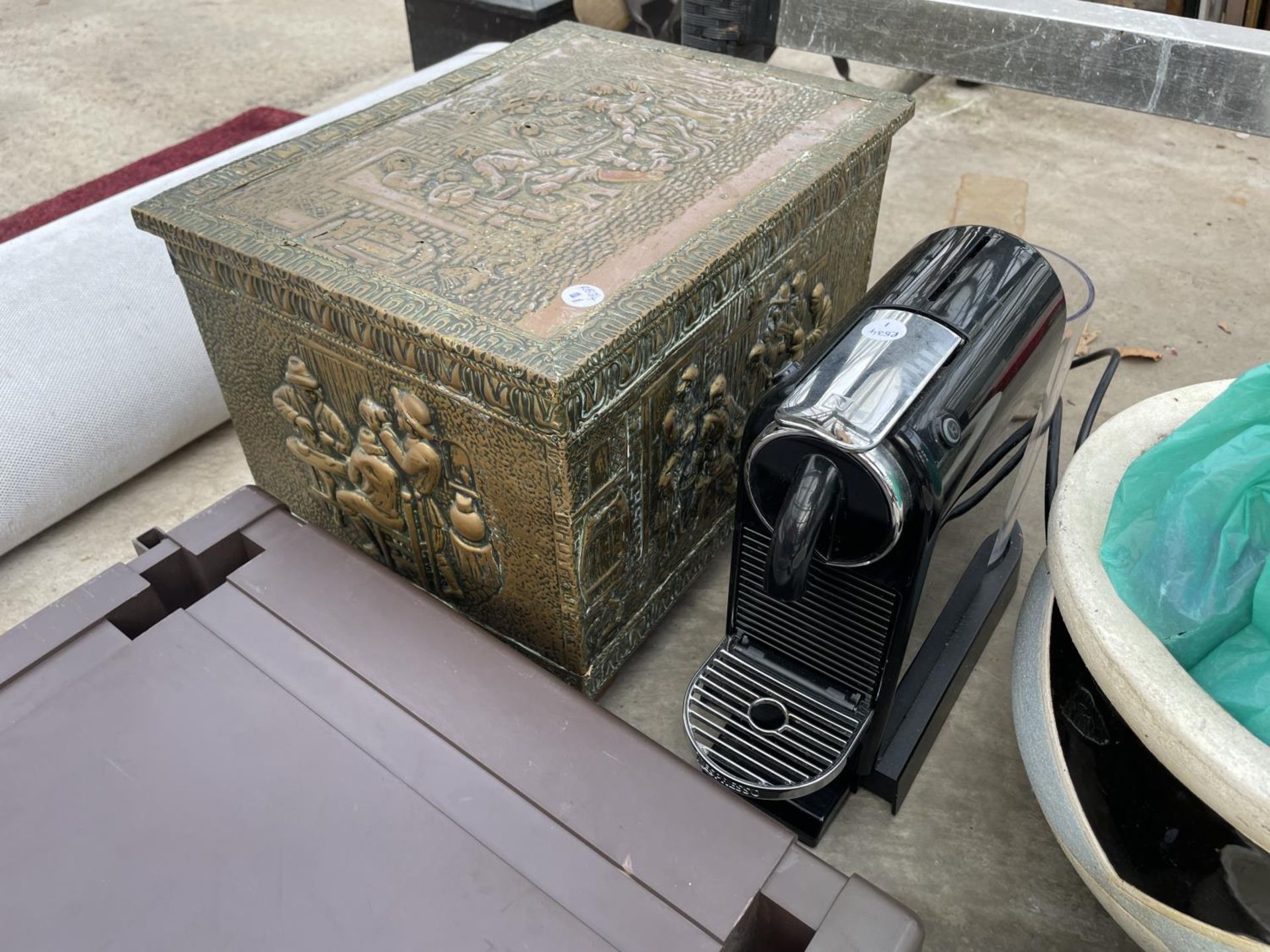 AN ASSORTMENT OF ITEMS TO INCLUDE A BRASS COAL BOX, A PLANMTER AND A VANTAGE TYPEWRITER - Bild 2 aus 5