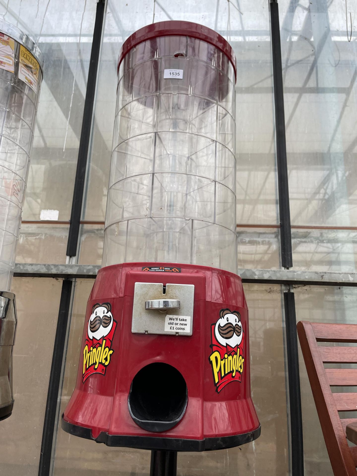 A PRINGLES POTS DISPENSING MACHINE COMPLETE WITH KEY - Bild 2 aus 5