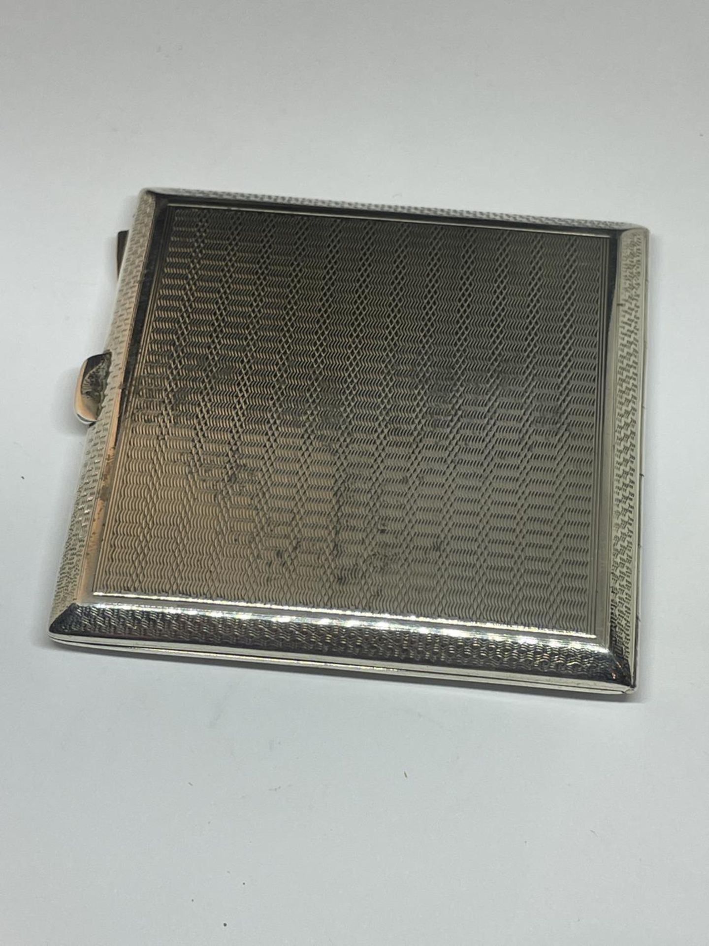 A HALLMARKED BIRMINGHAM SILVER CIGARETTE CASE ENGRAVED - Bild 2 aus 4