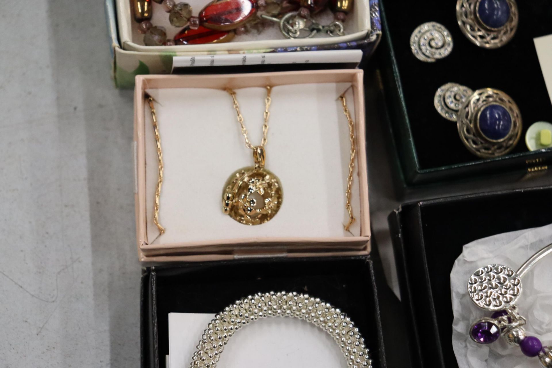 A QUANTITY OF BOXED COSTUME JEWELLERY TO INCLUDE WATCHES - Image 8 of 9