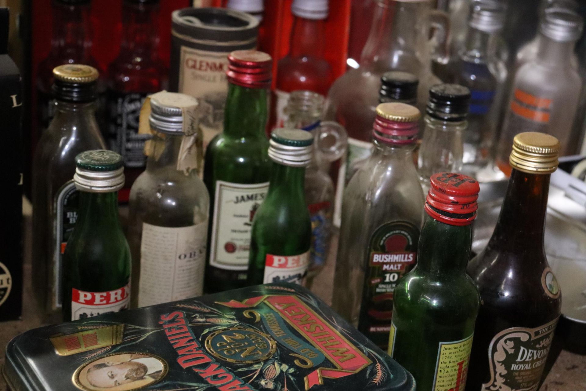 A LARGE COLLECTION OF EMPTY MINIATURE SPIRIT BOTTLES AND TINS - Image 9 of 11