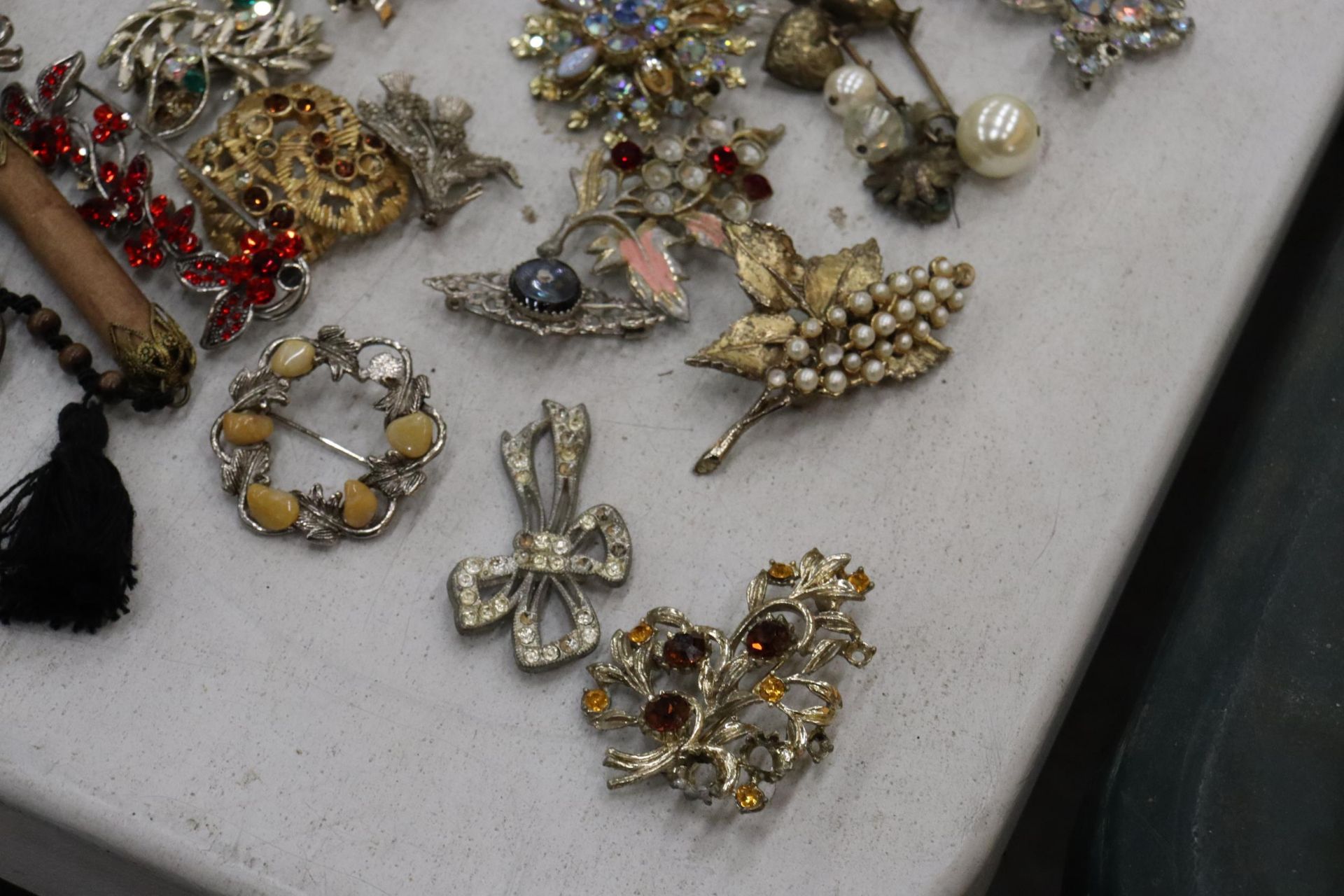 A QUANTITY OF VINTAGE COSTUME JEWELLERY BROOCHES - APPROX 29 IN TOTAL - Image 3 of 9