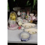 A QUANTITY OF CERAMICS TO INCLUDE VASES, A TABLE LAMP, DISHES, A CAKE STAND, ETC