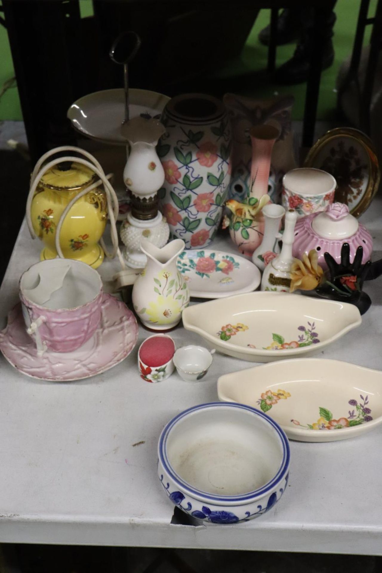 A QUANTITY OF CERAMICS TO INCLUDE VASES, A TABLE LAMP, DISHES, A CAKE STAND, ETC