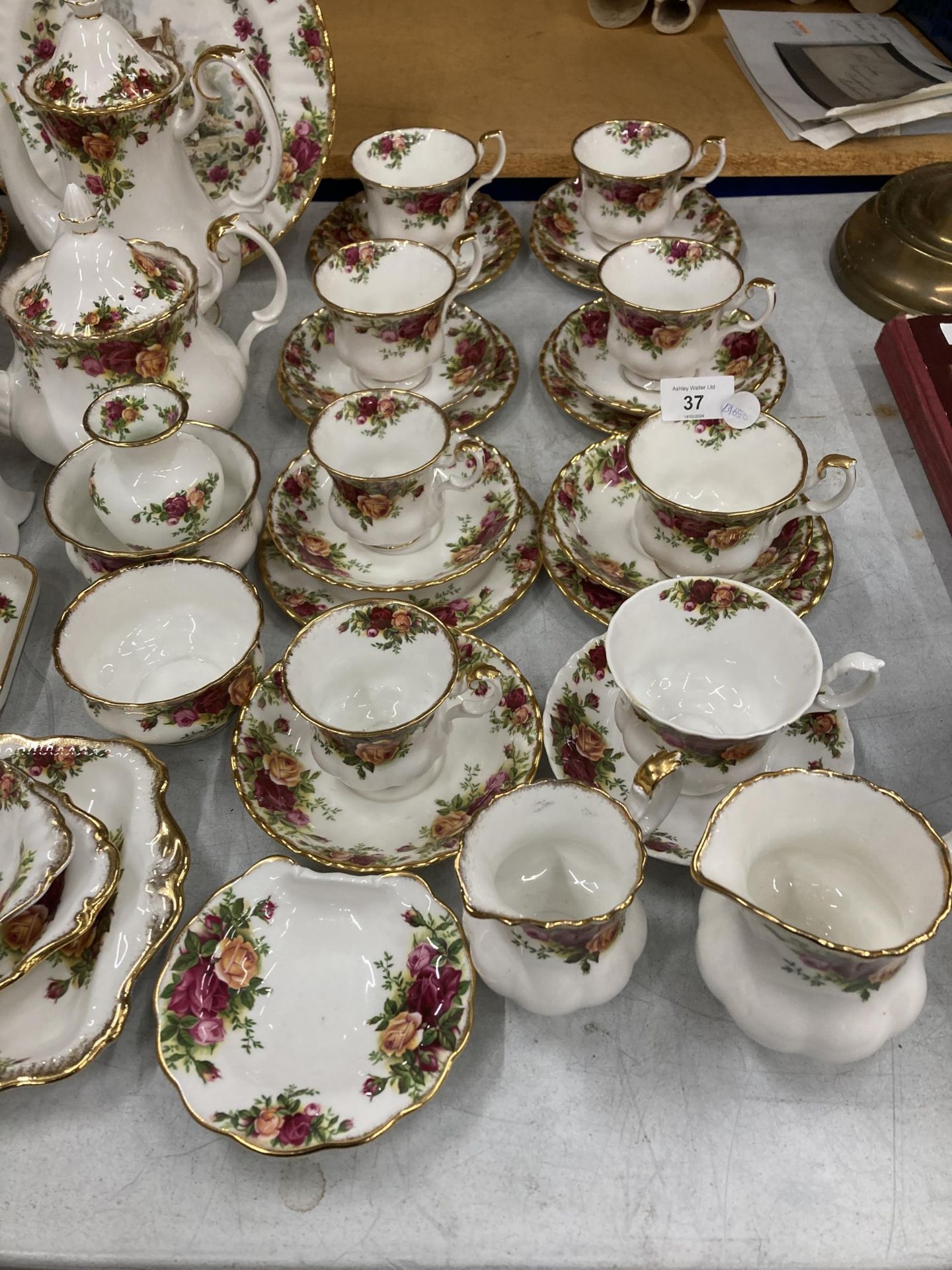 A VERY LARGE COLLECTION OF ROYAL ALBERT OLD COUNTRY ROSES TO INCLUDE TRIOS, JUGS, SUGAR BOWLS, - Bild 2 aus 5