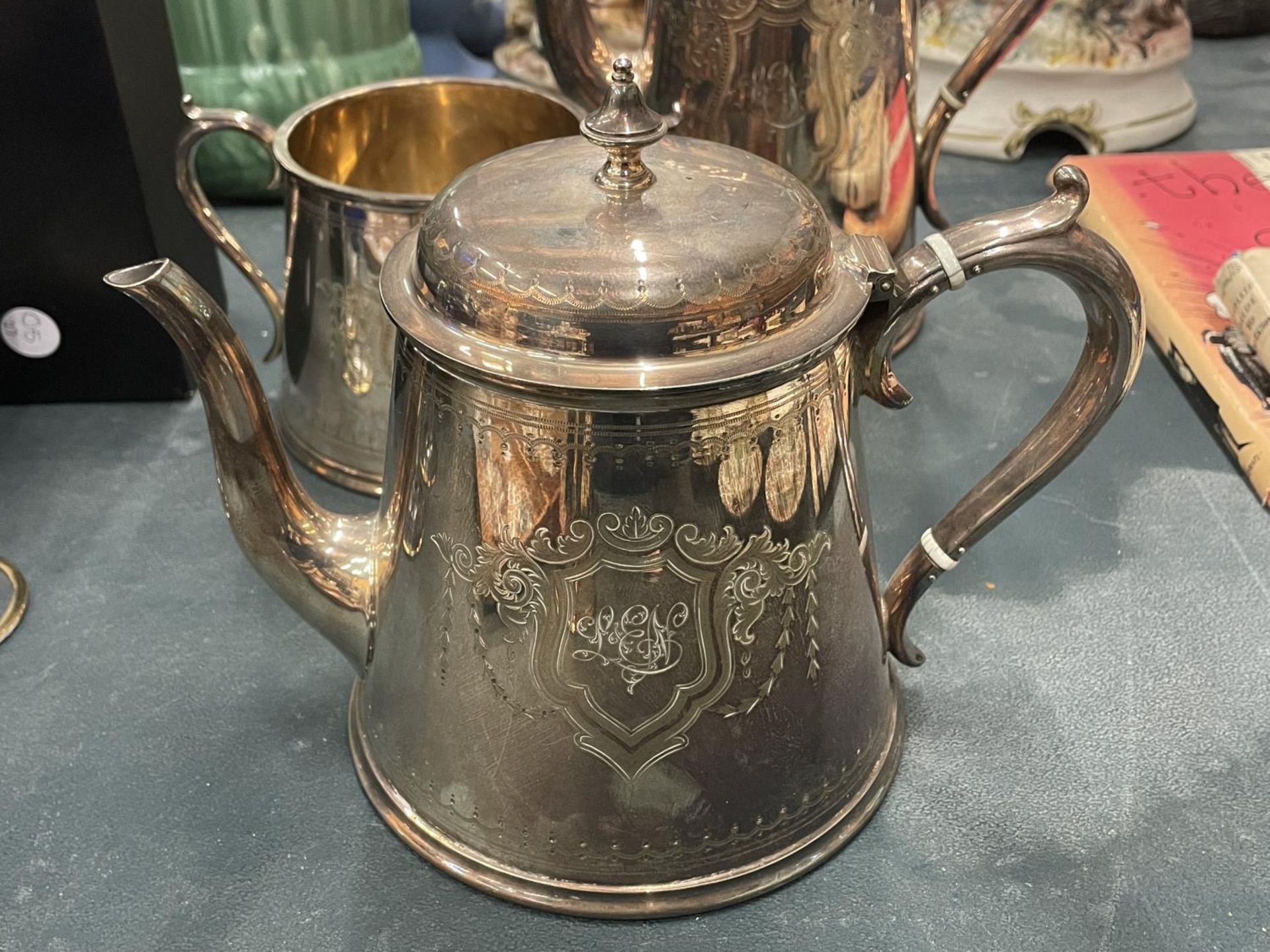 FOUR PIECES OF ELKINGTON SILVER PLATE, PATTERN NO. 16635, TO INCLUDE A COFFEE POT, TEAPOT, CREAM JUG - Image 3 of 6