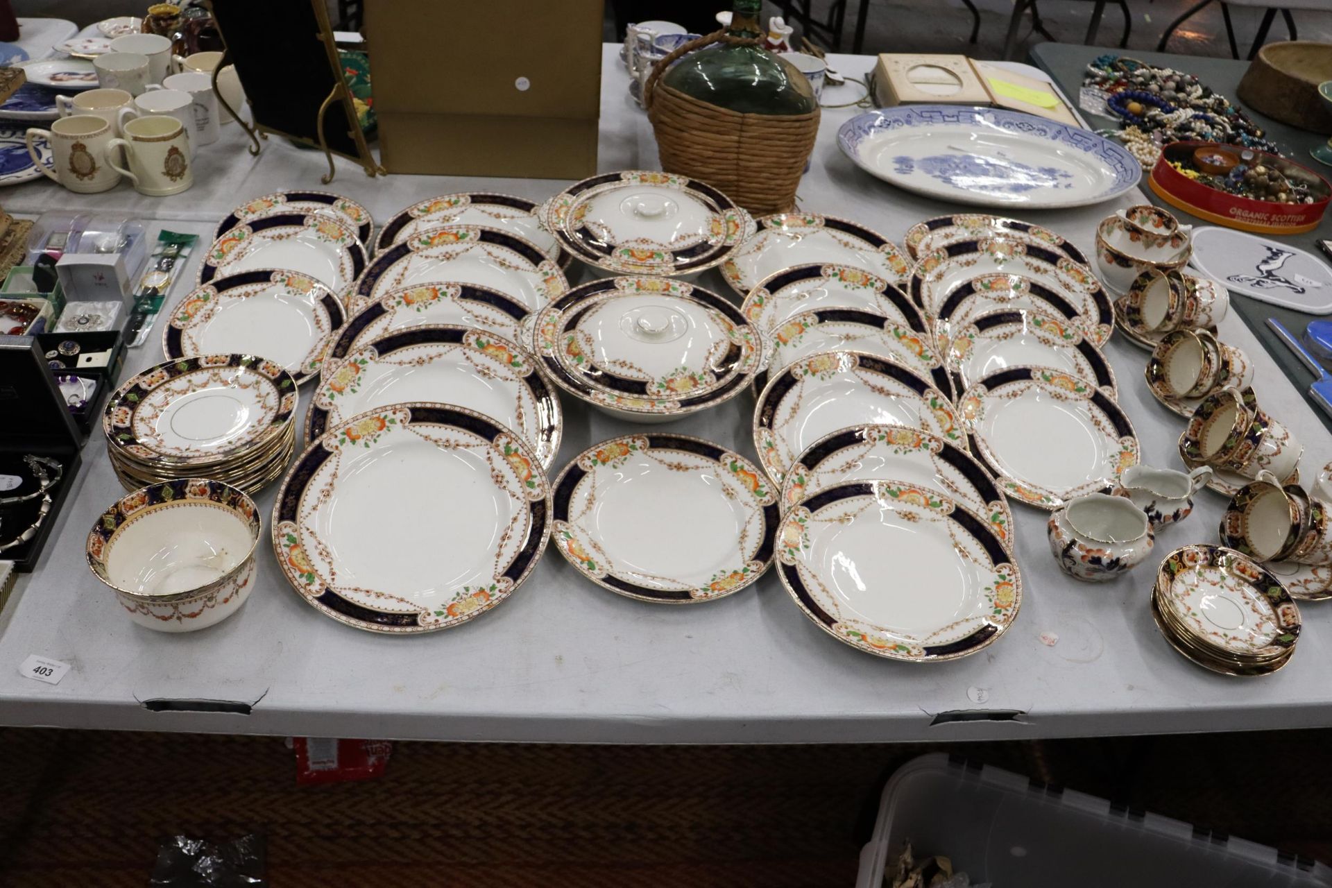 A LARGE QUANTITY OF MONA IMARI PATTERN TO INCLUDE TUREENS, DINNER PLATES, SIDE PLATES, CUPS,