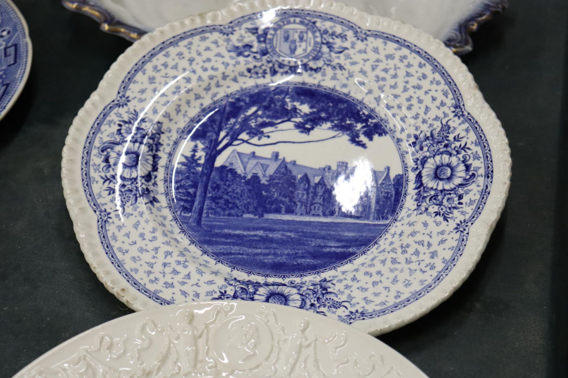 A QUANTITY OF VINTAGE BLUE AND WHITE PLATES TO INCLUDE A LARGE WEDGWOOD PLATTER 'YALE COLLEGE AND - Image 4 of 7