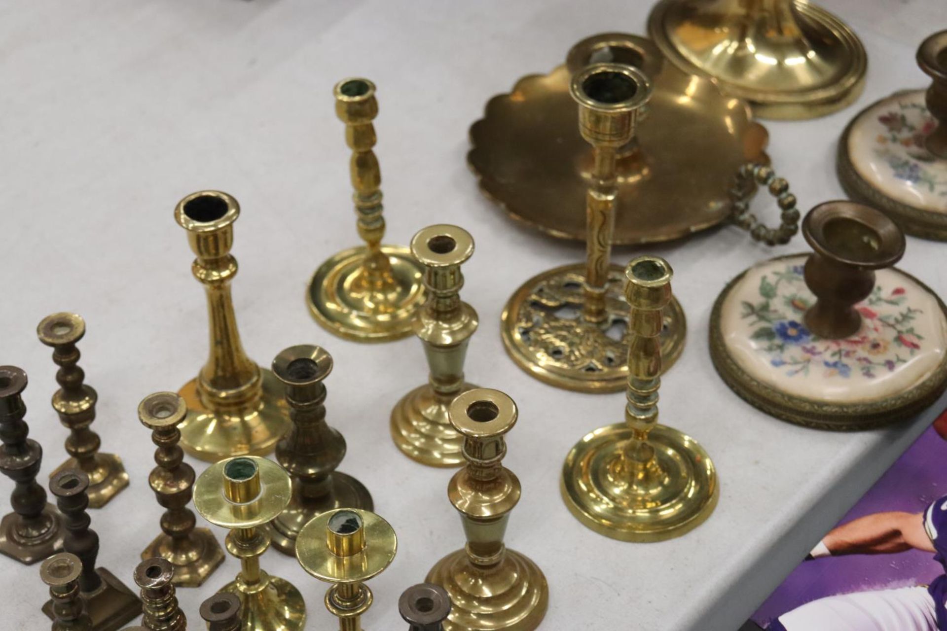 A QUANTITY OF BRASS CANDLESTICKS - Image 4 of 8