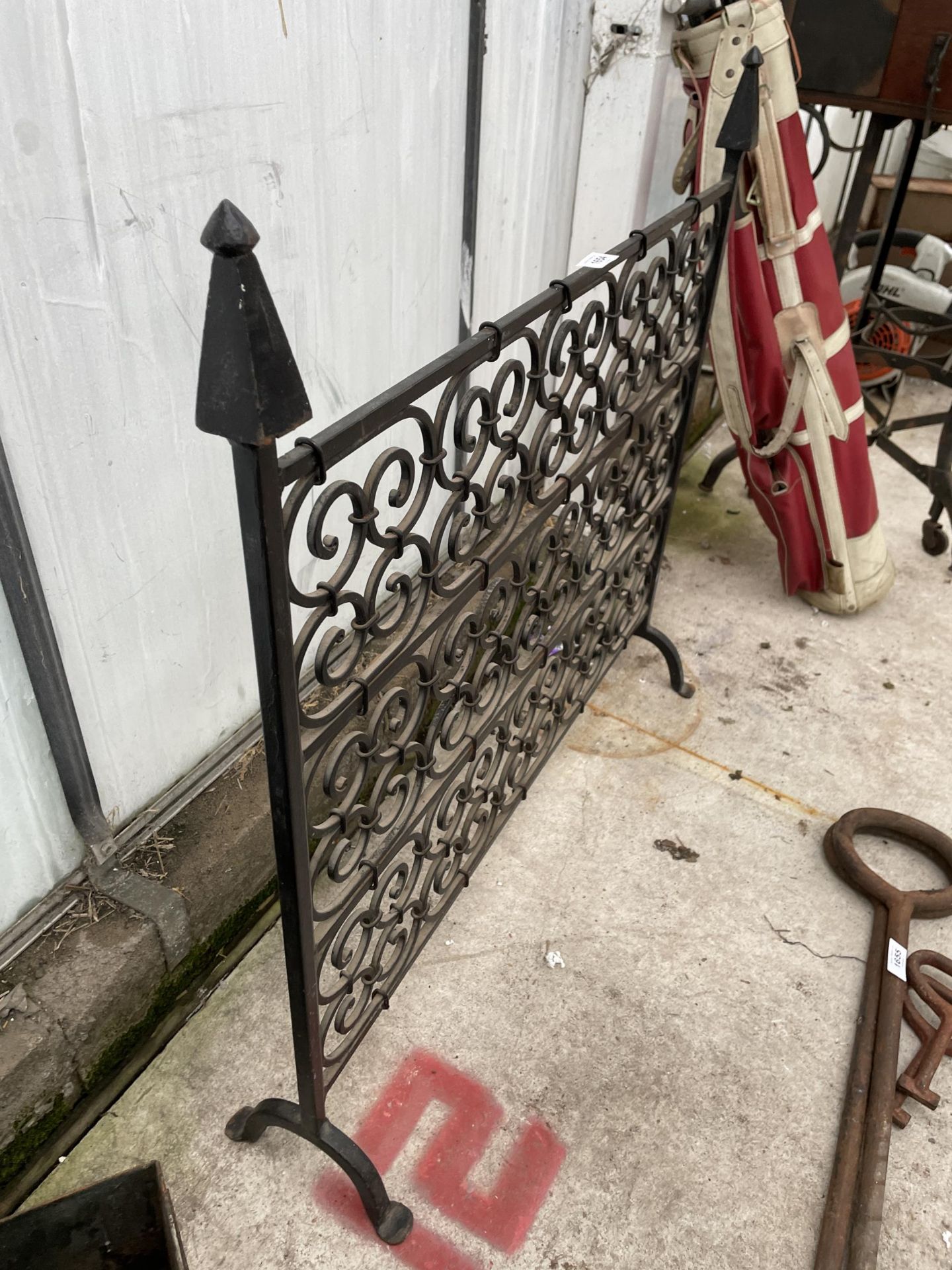 A DECORATIVE WROUGHT IRON FIRE SCREEN - Image 2 of 3