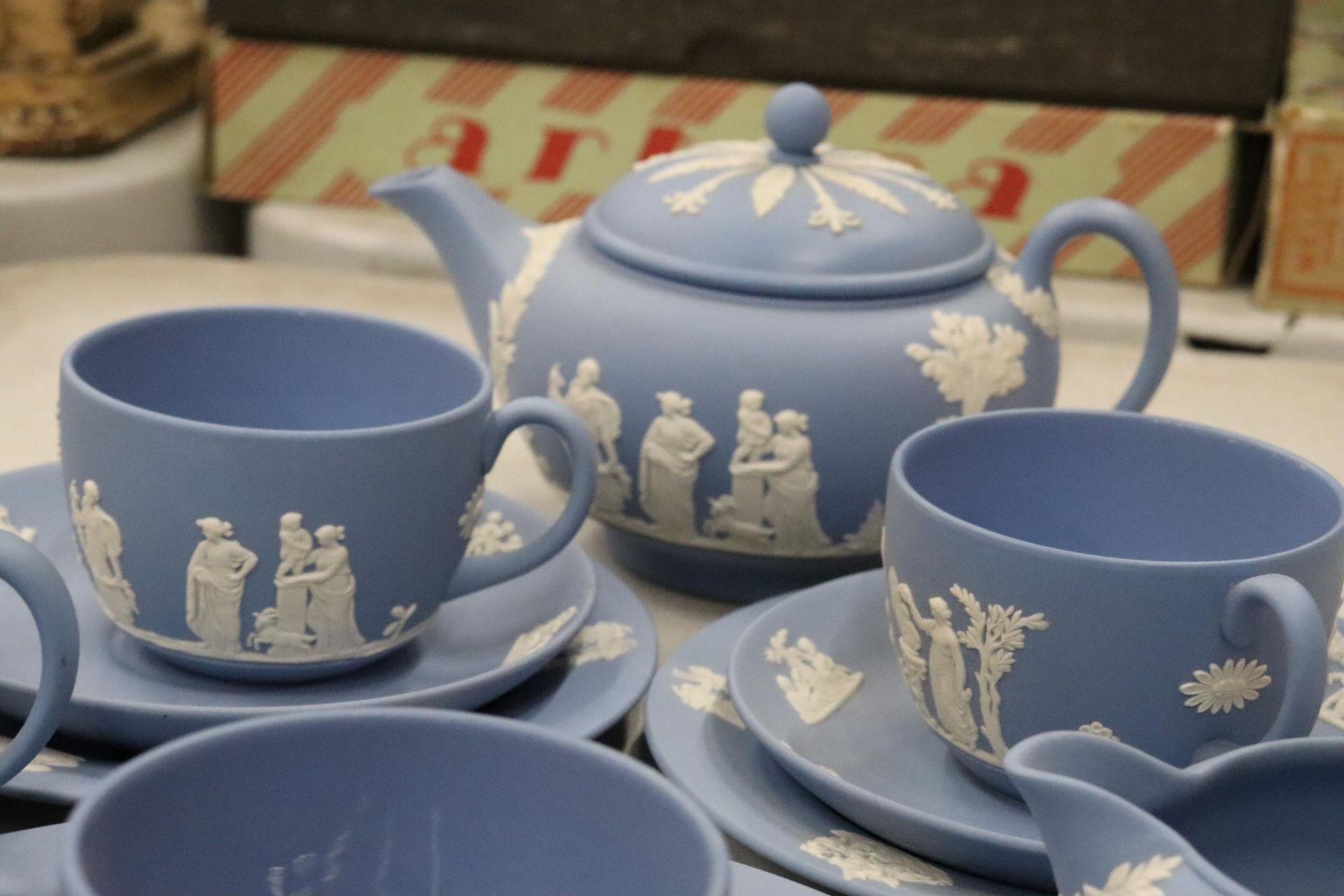 A WEDGWOOD JASPERWARE TEASET TO INCLUDE A TEAPOT, CREAM JUG, SUGAR BOWL,CUPS, SAUCERS, SIDE PLATES - Image 5 of 8