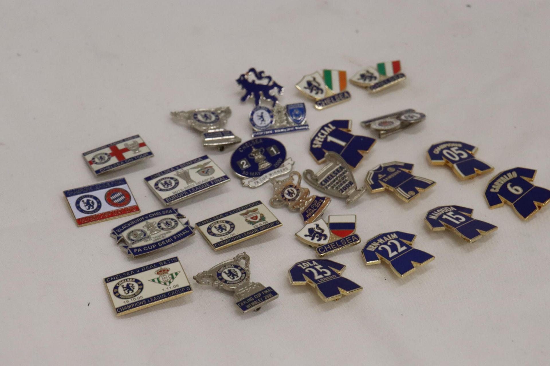 A COLLECTION OF ENAMEL CHELSEA FC BADGES - 23 IN TOTAL - Bild 2 aus 6