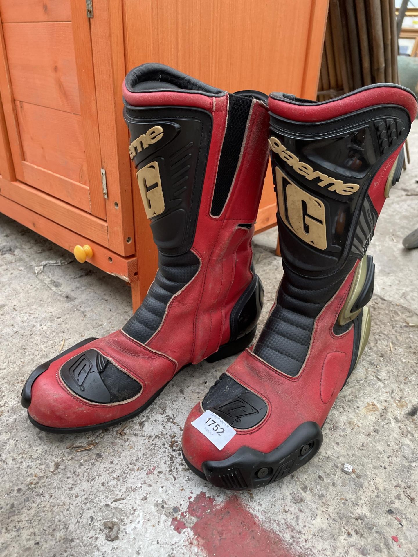 A PAIR OF SIZE 44EU GAERNE MOTORBIKE BOOTS
