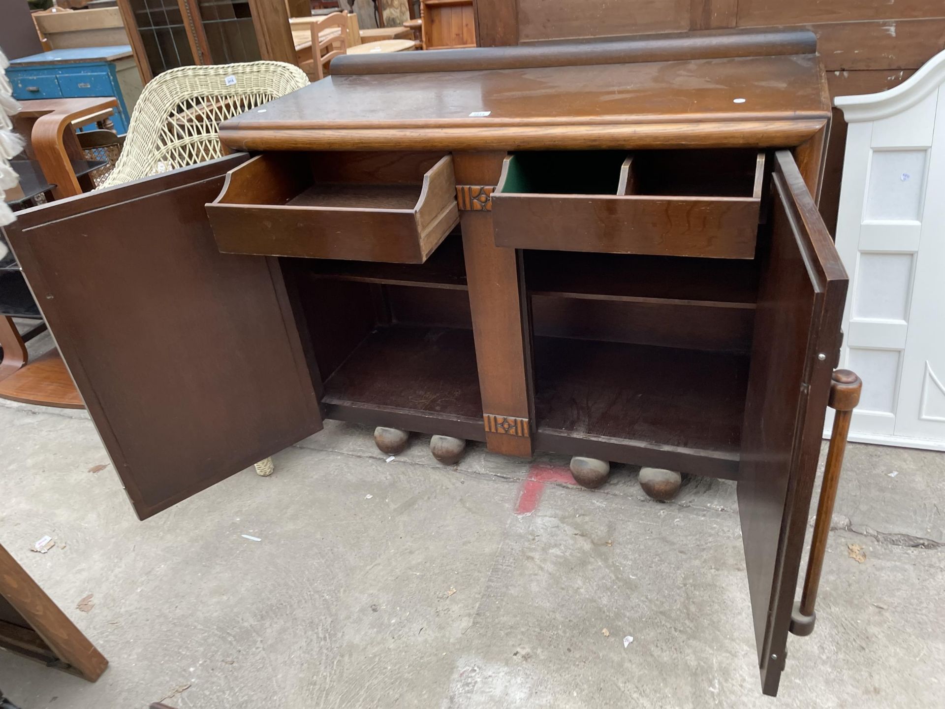 AN OAK ART DECO SIDEBOARD, 48" WIDE WITH LONG DROP TURNED TWIN HANDLES - Image 5 of 5