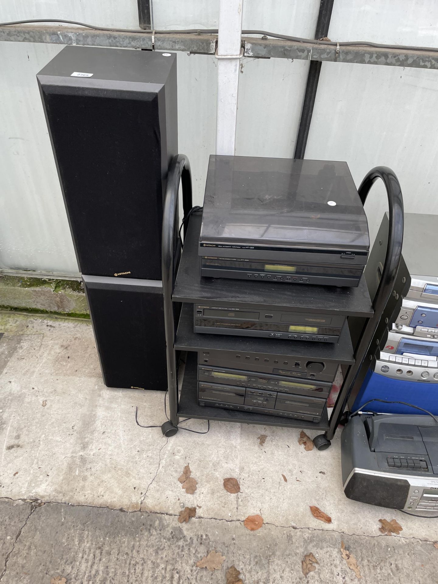 AN ASSORTMENT OF HITACHI STEREO ITEMS TO INCLUDE RECORD PLAYER, SPEAKERS AND CASSETTE DECK ETC