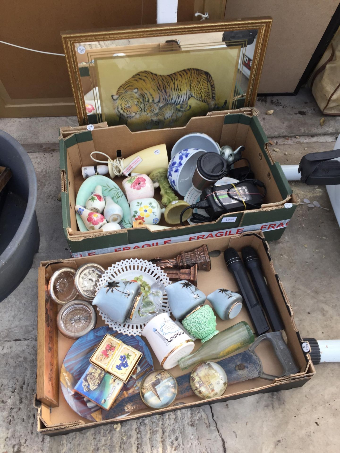 AN ASSORTMENT OF HOUSEHOLD ITEMS TO INCLUDE CERAMICS AND GLASS WARE ETC