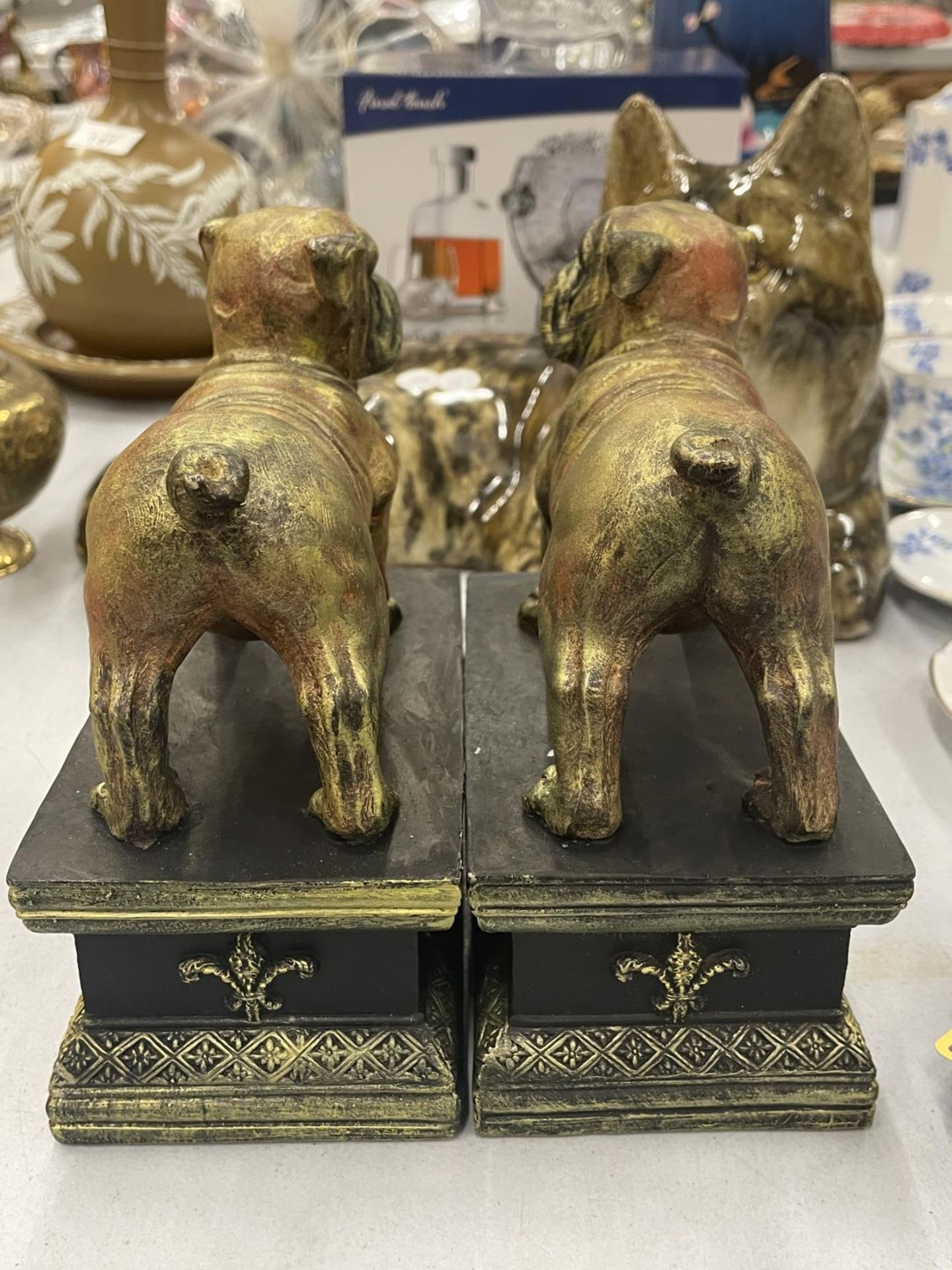 A PAIR OF BULLDOG FIGURES ON PLINTHS, HEIGHT 17CM, WIDTH 15CM - Bild 3 aus 3