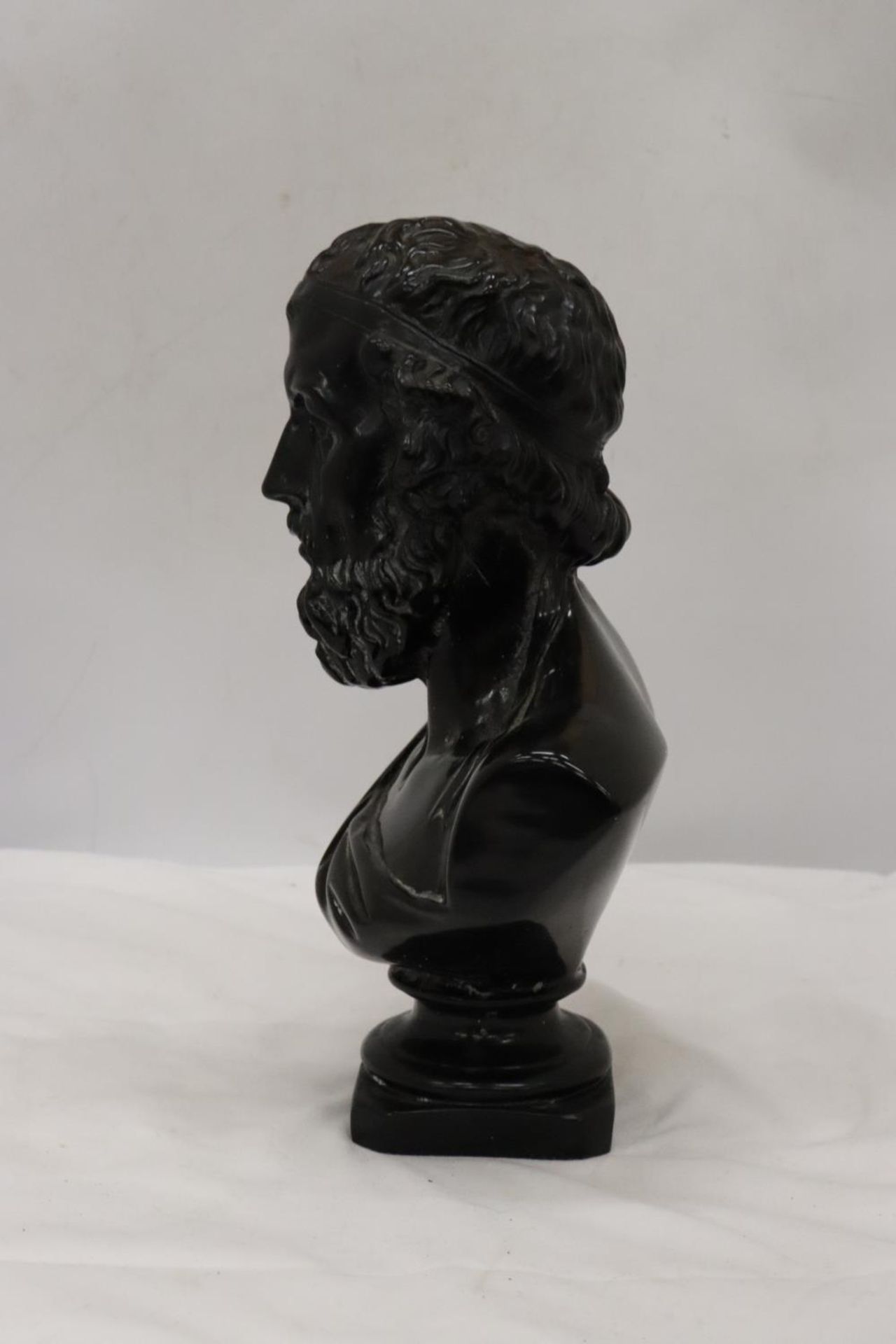 A HEAVY RESIN BUST OF CLASSICAL GREEK POET TITLED - 'HOMERE', HEIGHT 30 CM - Image 2 of 6